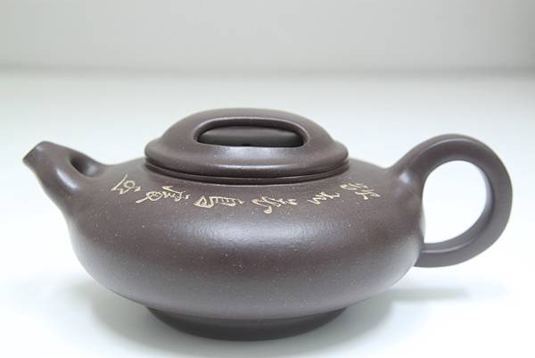 中国骨董【 紫砂陶硯筆置き兼用】中国宜興紫砂名品超人気作家吳建華02年精製　在銘 Amazon.co.jp: 中国骨董 紫砂陶硯筆置き兼用中国宜興紫砂名品