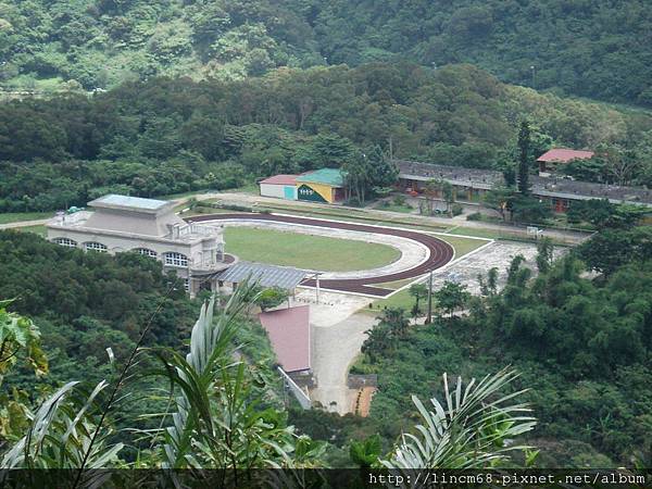 日本神社穀道遠眺高士國小全景.JPG