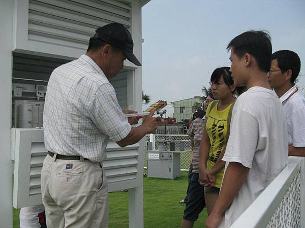 8-第一階段活動結束後，安排氣象常識講座與實地參訪氣象站，並由站長與專業人員解說氣象探測作業之內容。 (14).JPG