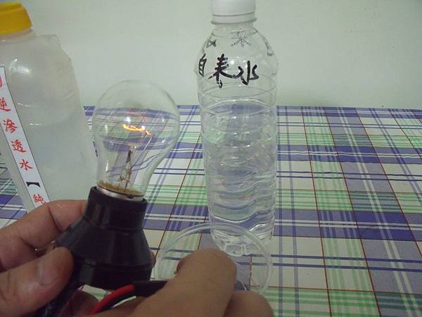 水舞鑽氫離子鹼性水--能量礦物質含量測試(40W燈泡)