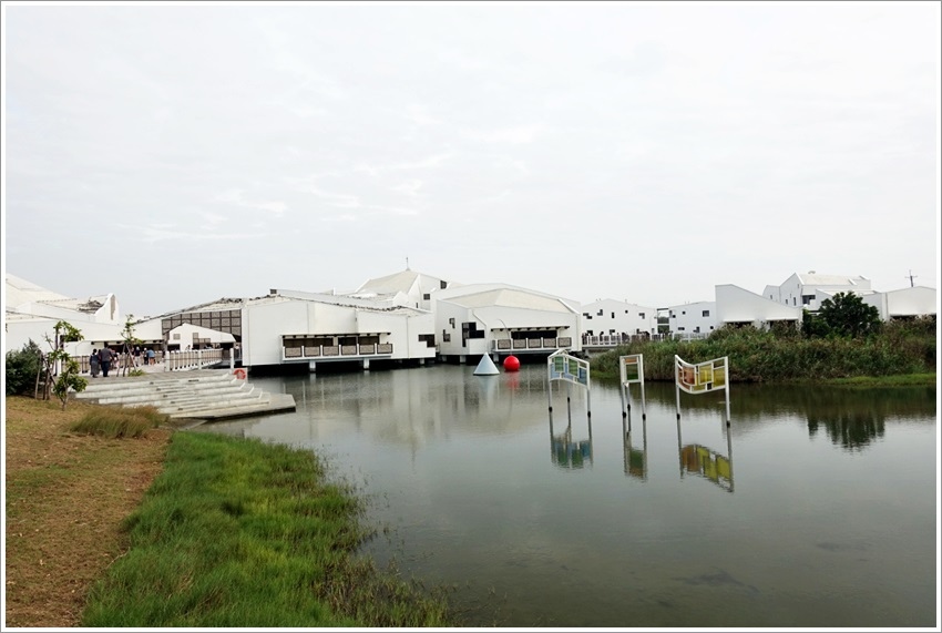 台南親子旅行-最新熱門打卡點白色高腳屋台江學園超好拍的高腳屋台