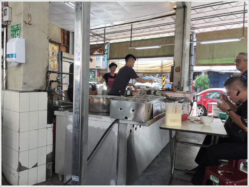 台南美食-國榮肉燥飯100元以內可以吃到香腸貢丸湯青菜大碗肉燥飯 台南美食-國榮肉燥飯100元以內可以吃到香腸貢丸湯青菜大碗肉燥飯