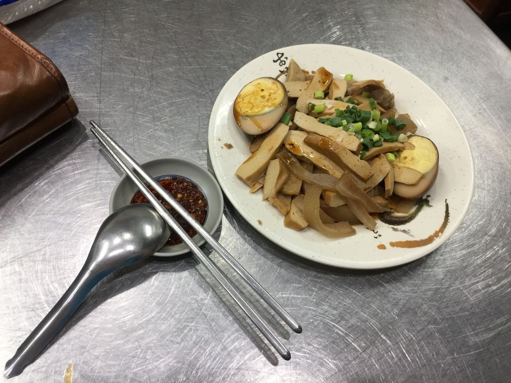 台南美食-鄉野手工拉麵cp值高偏粗麵條滷菜好吃豆干入味拉麵和乾麵份量都給很多滷味推 台南美食-鄉野手工拉麵cp值高偏粗麵條滷菜好吃豆干入味拉麵和乾麵份量都給很多滷味推