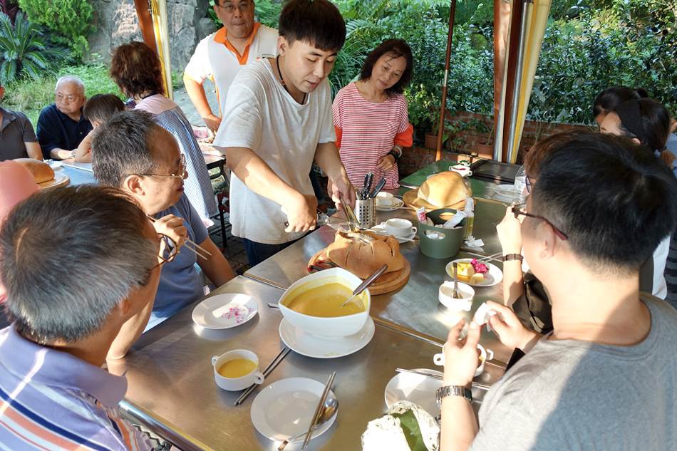 高雄隱藏版美食-奇山石窯烤麵包雞預約制超好吃連當地人都不知道的美食秘境