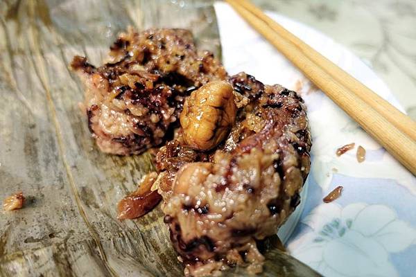 高雄美食-龐家肉粽小時候的南部粽新口味養生紅藜黑米粽以及栗香櫻花蝦大干貝粽子  地址： 820高雄市岡山區後紅路37巷8弄122號 開放時間： 08:00–19:00 電