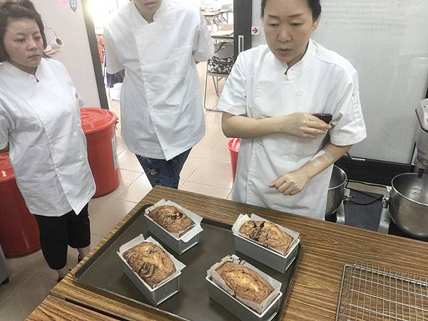 台南美食-挑戰台南最超值的烘焙證照大台南中餐工會證照班第二堂海綿蛋糕奶油大理石蛋糕