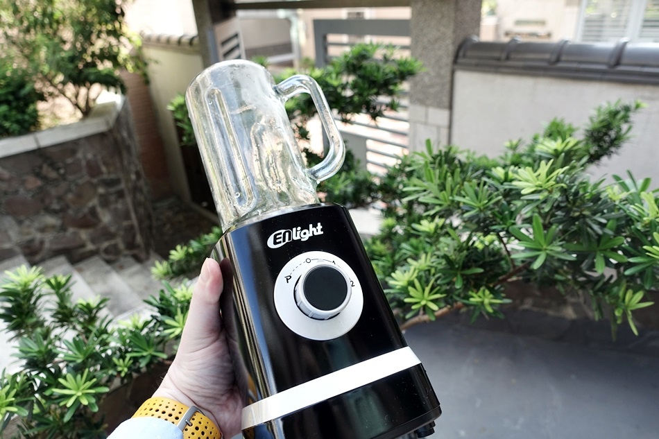 【開箱】ENLight伊德爾生機研磨果汁機 WK-770 (雙杯-隨行+玻璃杯) 【開箱】ENLight伊德爾生機研磨果汁機 WK-770 (雙杯-隨行+玻璃杯)