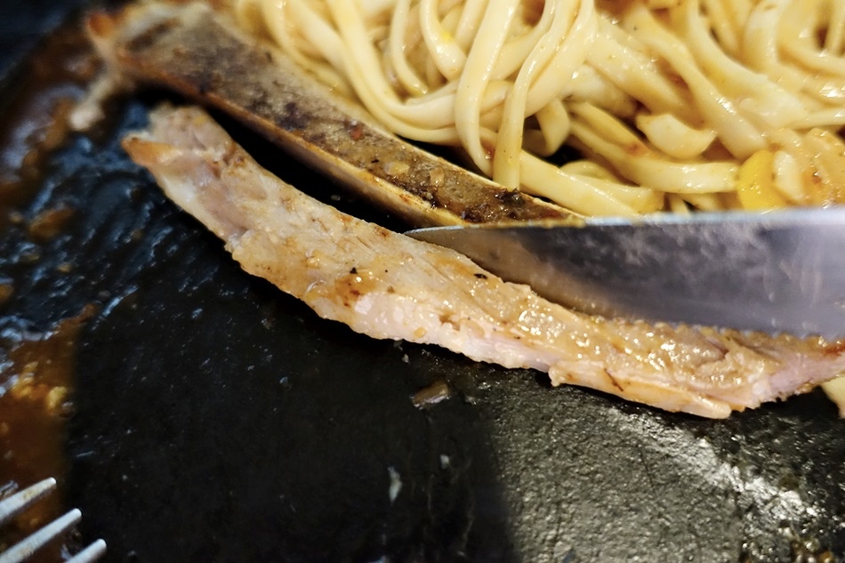 台南美食-麻豆午食5分鐵板牛排麻豆店現場自助區無限量供應肉厚不重組肉配菜精緻好吃特別推薦超好喝珍珠奶茶超好喝厚切巨無霸排餐，盡情爽快吃肉