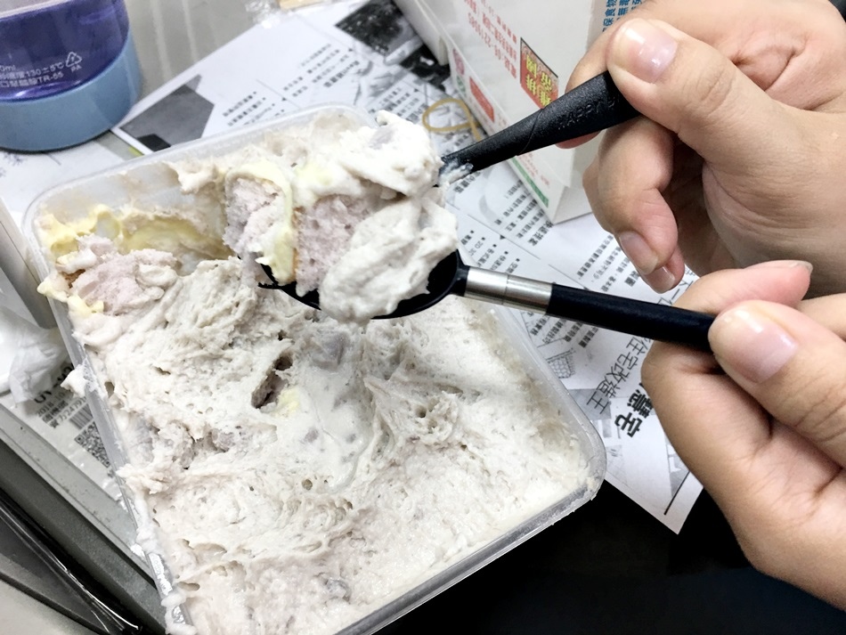 宅配甜點-手工芋泥蛋糕麥仕佳鮮芋奶酪蛋糕盒綿密香濃大甲芋頭製作,獨家爐烤烘焙鎖住原始芋頭香,高成本100斤的芋頭只能烤出55斤的純芋泥,與滑嫩奶酪層層疊疊成讓人齒頰留香的濃醇美味 宅配甜點-手工芋泥蛋糕麥仕佳鮮芋奶酪蛋糕盒綿密香濃大甲芋頭製作,獨家爐烤烘焙鎖住原始芋頭香,高成本100斤的芋頭只能烤出55斤的純芋泥,與滑嫩奶酪層層疊疊成讓人齒頰留香的濃醇美味
