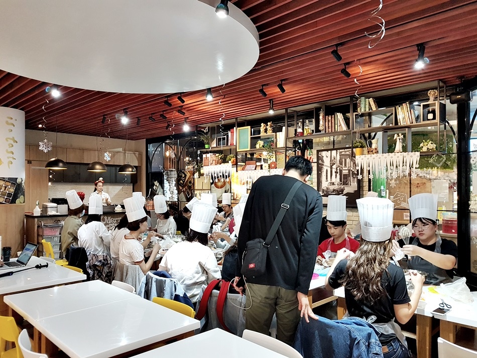 【台中大雅】伊莎貝爾數位烘焙體驗館 親子旅遊景點 ‧聖誕節活動景點‧DIY作餅乾‧小味道下午茶‧買伴手禮‧台中IG拍照景點‧好玩好吃的免門票