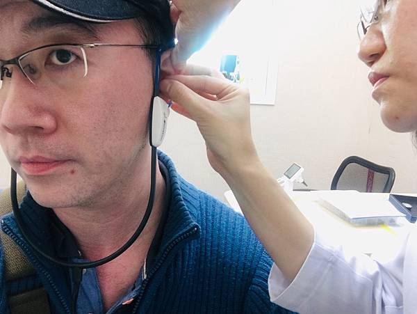 推薦助聽器的領導品牌-省卡多助聽器聰明選輕鬆聽省卡多減緩長輩使用助聽器的不適，藝人客製化耳塞顏色多樣配戴時尚