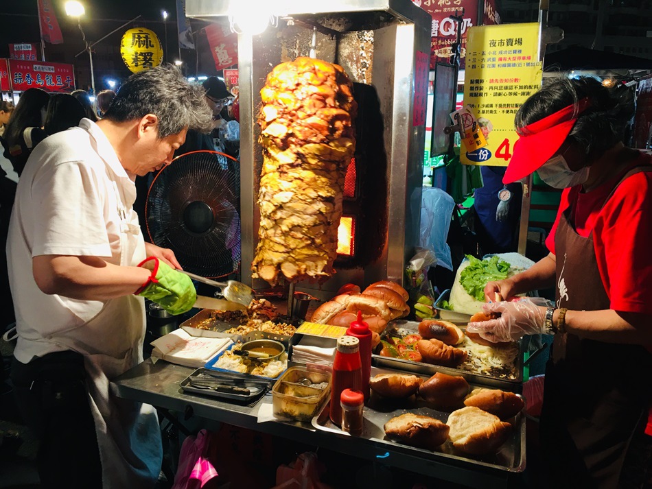 台南武聖夜市在地人愛逛的夜市叫賣哥、沙威瑪、烤香腸