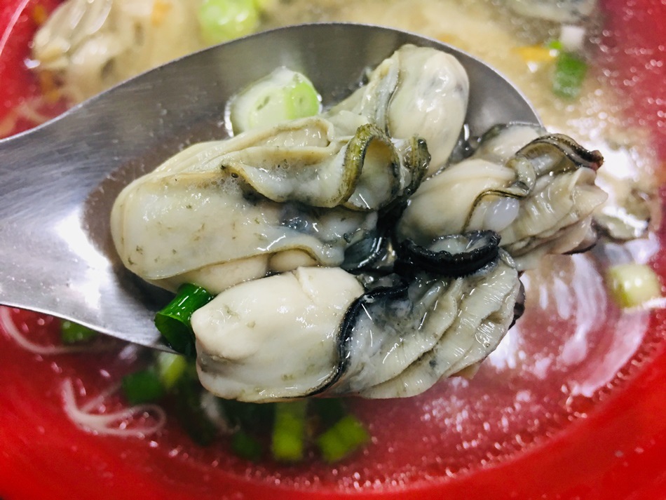 台南隱藏版美食-安平港旁芙蓉食堂蚵仔麵線的蚵超多現撈的最新鮮炒螃蟹及蚵仔煎必嚐