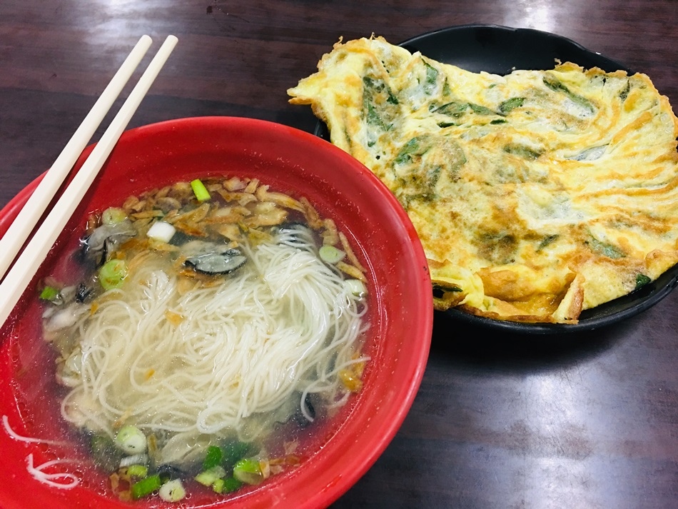 台南隱藏版美食-安平港旁芙蓉食堂蚵仔麵線的蚵超多現撈的最新鮮炒螃蟹及蚵仔煎必嚐