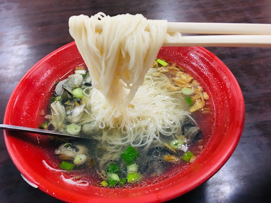 台南隱藏版美食-安平港旁芙蓉食堂蚵仔麵線的蚵超多現撈的最新鮮炒螃蟹及蚵仔煎必嚐