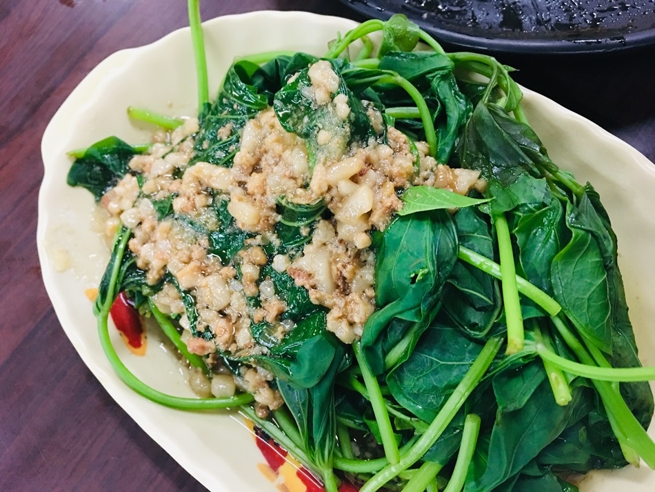 台南隱藏版美食-安平港旁芙蓉食堂蚵仔麵線的蚵超多現撈的最新鮮炒螃蟹及蚵仔煎必嚐