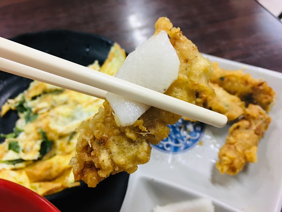 台南隱藏版美食-安平港旁芙蓉食堂蚵仔麵線的蚵超多現撈的最新鮮炒螃蟹及蚵仔煎必嚐