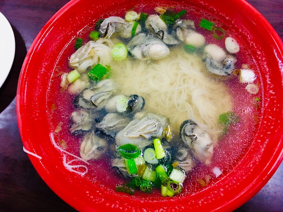 台南隱藏版美食-安平港旁芙蓉食堂蚵仔麵線的蚵超多現撈的最新鮮炒螃蟹及蚵仔煎必嚐