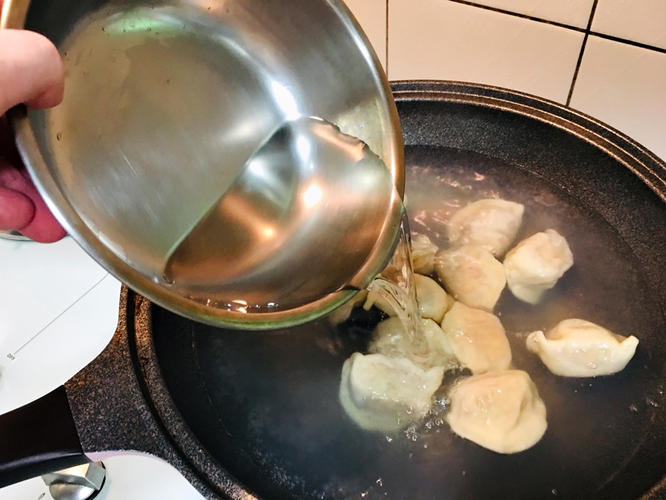 高雄美食-咾手水餃手工水餃冷凍水餃宅配五顆星的推薦用料實在水餃真的皮很Q餡料新鮮又飽滿口味獨道