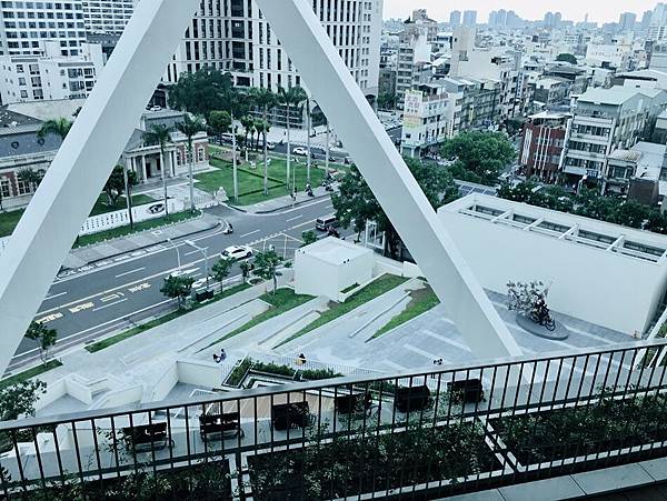 台南餐酒館推薦-南美二館「LUMIÈRE美．食光」餐酒館台南最漂亮的view融入當代美術館的材料與氛圍用餐環境如同置身於當代美術展覽中