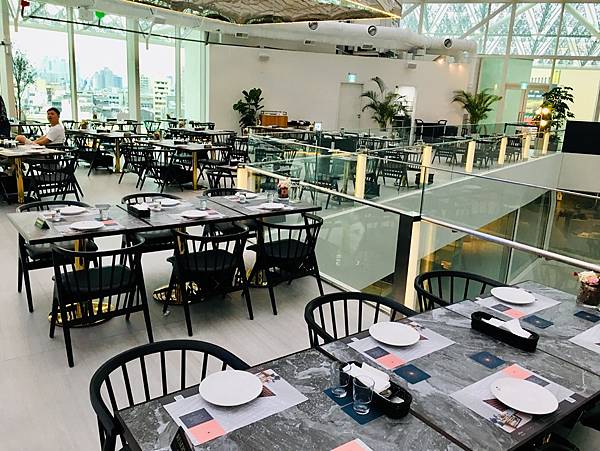 台南餐酒館推薦-南美二館「LUMIÈRE美．食光」餐酒館台南最漂亮的view融入當代美術館的材料與氛圍用餐環境如同置身於當代美術展覽中