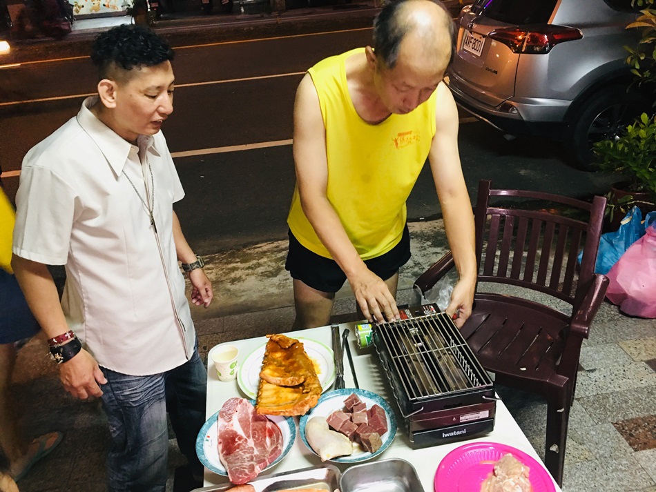 中秋烤肉宅配烤肉食材DMK生活百貨霸王烤肉福袋10人份肉品海鮮比臉大嫩肩沙朗牛排、重量級鬼爪豬肋排、媲美生食級天使紅蝦及多種豐富食材!!