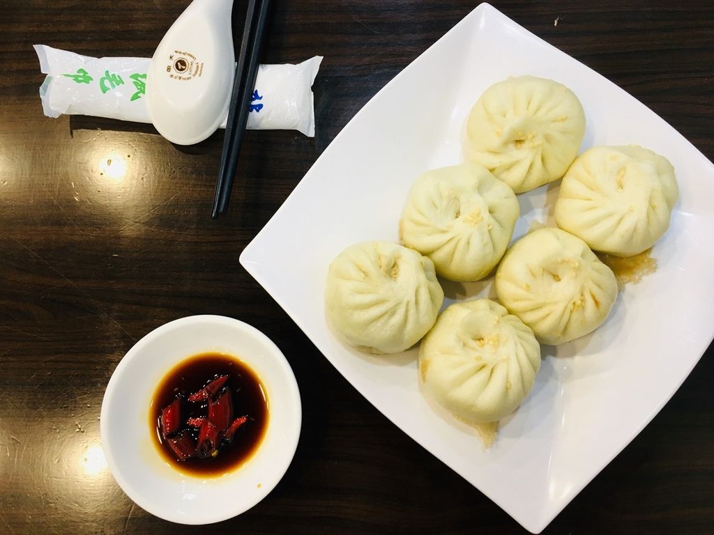 台南美食-居食之家上海菜料理水仙宮市場旁家常菜道地上海脆皮生煎包老母雞湯熬煮吃到會噴汁的上海生煎包