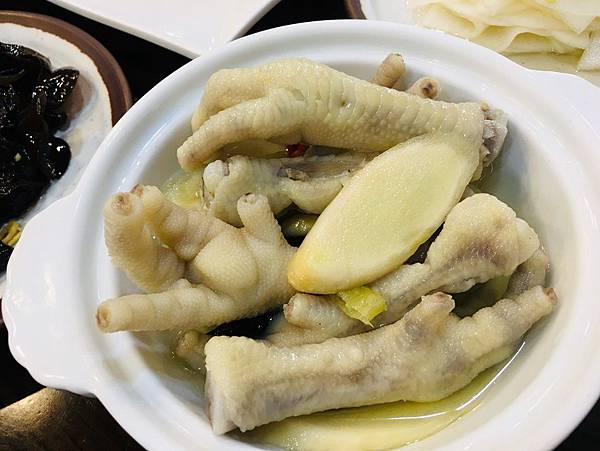 台南美食-居食之家上海菜料理水仙宮市場旁家常菜道地上海脆皮生煎包老母雞湯熬煮吃到會噴汁的上海生煎包