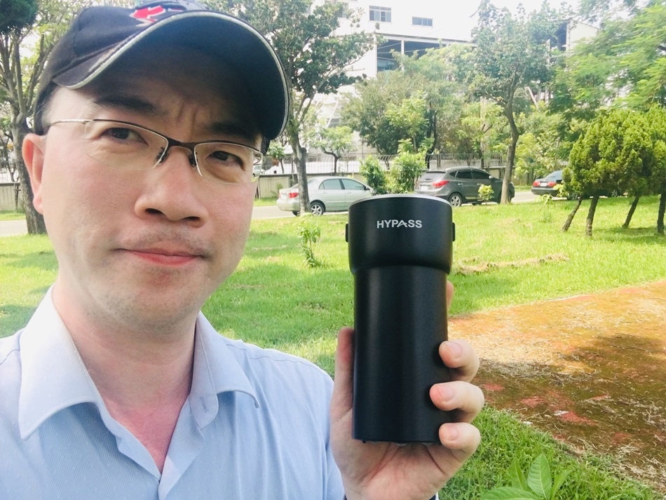 台灣製造最佳車用空氣清淨機推薦HYPASS 空氣瓶子個人車載型空氣清淨機有效阻隔PM2.5與PM0.3在車內一樣也可以享受森林芬多精