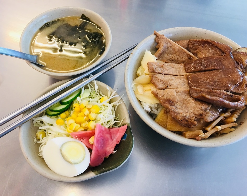 台南美食永樂市場永樂燒肉飯傳統木炭燒烤免費沙拉俗又大碗香噴噴的燒肉飯之好吃 台南美食永樂市場永樂燒肉飯傳統木炭燒烤免費沙拉俗又大碗香噴噴的燒肉飯之好吃