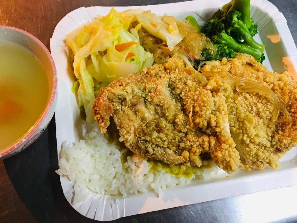 台南美食阿伯快餐台南大學美食古早味雞排美味超好吃