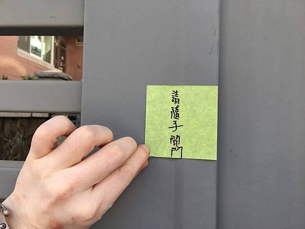 網路人氣推薦便利貼3M Post-it利貼極黏便條紙具有絕佳的抗水、抗污性，即使長時間使用便利貼也牢牢的黏住