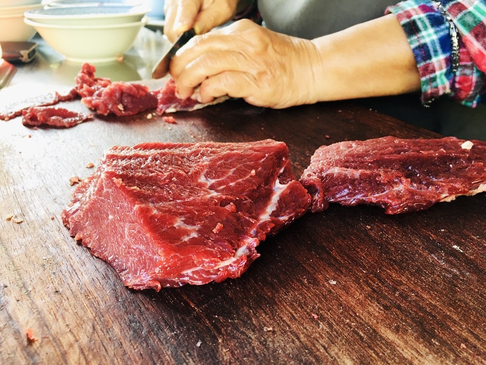 台南美食崇明路台灣本產新鮮牛肉湯連陳金鋒也常來喝湯,傳香巷弄台南外省牛肉湯美味,牛肉清湯色澤不混濁 台南美食崇明路台灣本產新鮮牛肉湯連陳金鋒也常來喝湯,傳香巷弄台南外省牛肉湯美味,牛肉清湯色澤不混濁