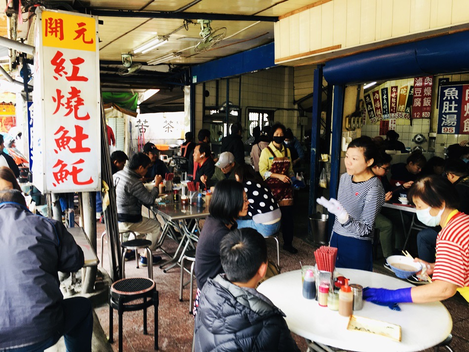 台南美食在地開元路無名虱目魚肉燥飯超好吃的碗稞、浮水花枝羹泡有蔥蒜、辣椒的醬料特別對味