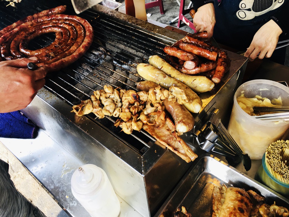 屏東隱藏版美食食尚玩家推薦大埔自製大腸香腸無店名炭烤香腸攤特別推薦大腸包香腸小小的騎樓隱藏的美味真的是在地人才知道的呦