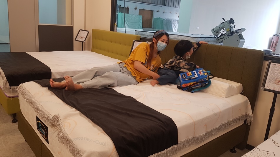 台中床墊工廠直營-八鐘頭睡眠名床台中門市，大里手工客製獨立筒床墊，彈簧保固10年、便宜獨立筒床墊