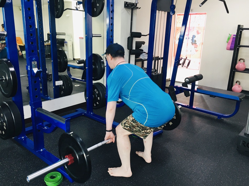 台南私人健身教練推薦│微笑健身個人專屬的一對一健身教練，產後減肥增肌減脂打造完美的身材