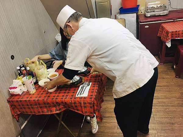 台南老字號牛台館赤崁牛排位於華納威修旁,經營30您以上牛排老店精選高級牛肉,老廚師手藝不沾醬特別好吃 台南老字號牛台館赤崁牛排位於華納威修旁,經營30您以上牛排老店精選高級牛肉,老廚師手藝不沾醬特別好吃