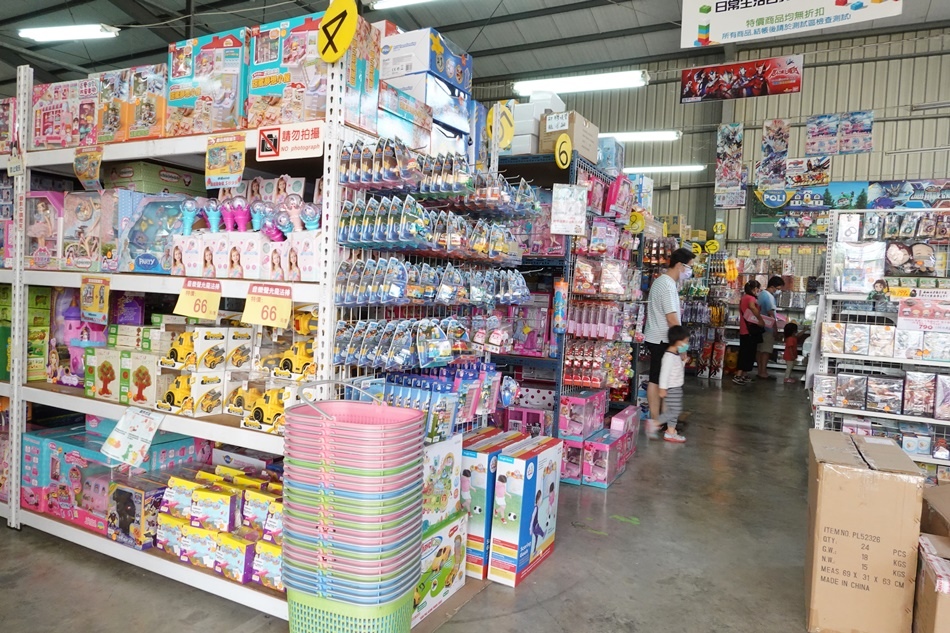 台南崑山玩具精品批發台南最大倉庫型玩具量販店，聖誕節生日禮物便宜玩具，各式進口玩具批發價格外側有寬敞的停車空間