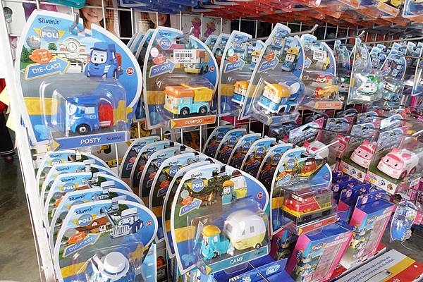 台南崑山玩具精品批發台南最大倉庫型玩具量販店，聖誕節生日禮物便宜玩具，各式進口玩具批發價格外側有寬敞的停車空間
