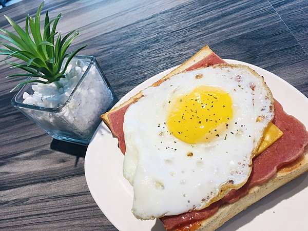 台南早午餐推薦│莫尼早餐Morni三角窗的大空間提供吃飽的早午餐和正餐好停車可外送 台南早午餐推薦│莫尼早餐Morni三角窗的大空間提供吃飽的早午餐和正餐好停車可外送