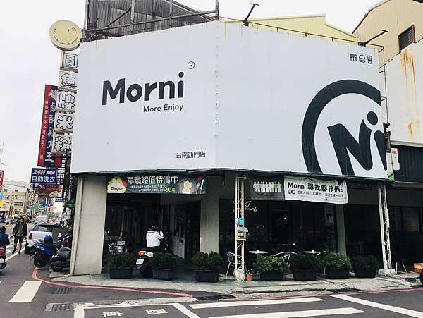 台南早午餐推薦│莫尼早餐Morni三角窗的大空間提供吃飽的早午餐和正餐好停車可外送