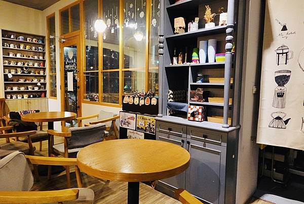私人藏豆COFFELLECTION永康店位於永康探索公園斜對面咖啡跟麵包吐司網友推薦