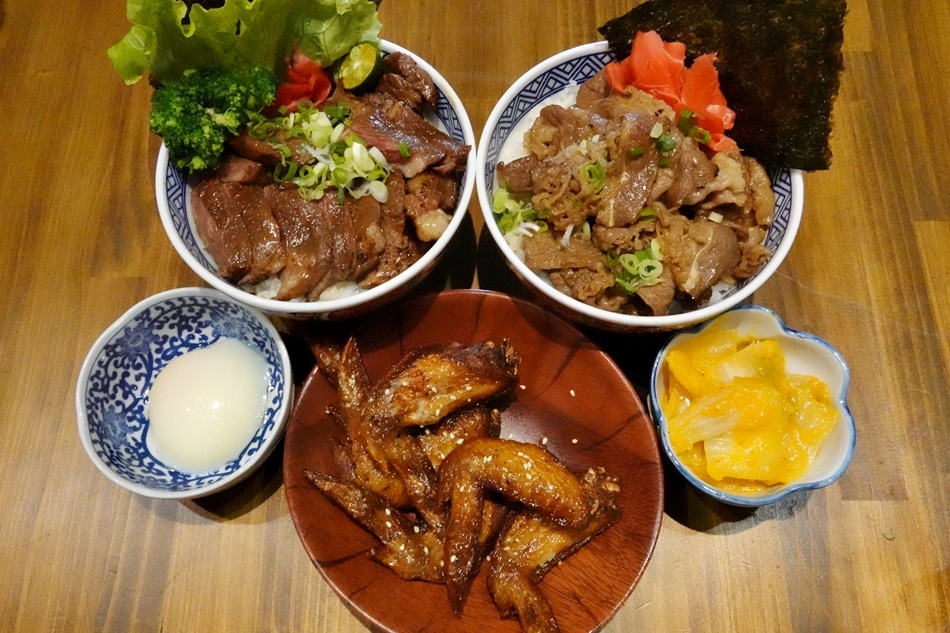 台南美食丁次郎永康崑大店日本燒肉及丼飯的燒肉屋台超大碗牛排丼飯主廚秘製叉燒醬,色澤鮮明、香味四溢 台南美食丁次郎永康崑大店日本燒肉及丼飯的燒肉屋台超大碗牛排丼飯主廚秘製叉燒醬,色澤鮮明、香味四溢