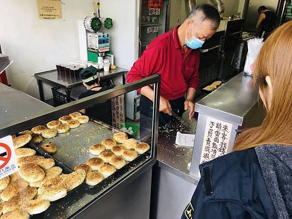 台南老麵燒餅三赫燒餅每日限量推薦三赫老麵蔥餅千層酥餅,吃燒餅真的會掉芝麻