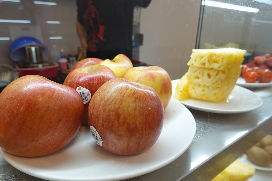 台南品馨冰果室新光三越中山店旁,現切水果最新鮮好吃甜度夠海鮮鍋燒意麵超好吃 台南品馨冰果室新光三越中山店旁,現切水果最新鮮好吃甜度夠海鮮鍋燒意麵超好吃