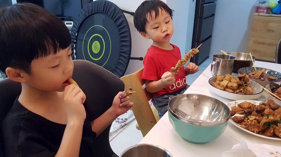 台中南屯美食好吃熊掌香雞排(問事香雞排)鹹酥雞必吃,有緣人問事,二訪好吃排隊雞排,鹹酥雞的香氣深深地把我拉住 台中南屯美食好吃熊掌香雞排(問事香雞排)鹹酥雞必吃,有緣人問事,二訪好吃排隊雞排,鹹酥雞的香氣深深地把我拉住