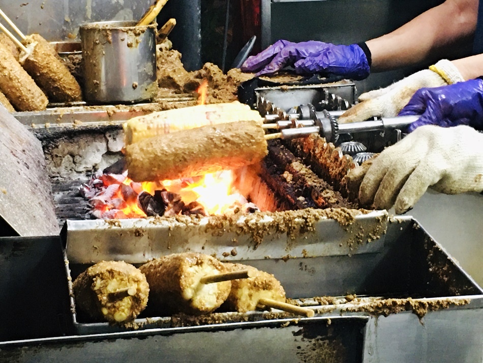 台南好吃古早味燒番麥,保安路石頭鄉燜烤玉米府城人排隊無敵燒番麥