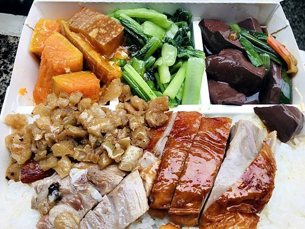 台南美食東區港記燒臘份量超大，老闆是道地香港人，推薦烤鴨、火肉，不白飯還可以多選一樣菜