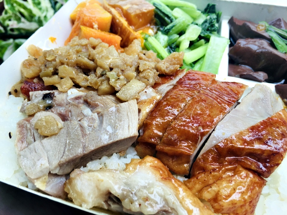 台南美食東區港記燒臘份量超大,老闆是道地香港人,推薦烤鴨、火肉,不白飯還可以多選一樣菜 台南美食東區港記燒臘份量超大,老闆是道地香港人,推薦烤鴨、火肉,不白飯還可以多選一樣菜